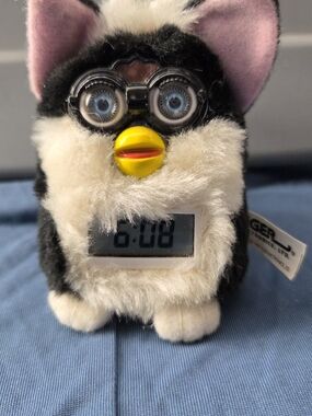 RARE 1999 Furby Skunk - Time Talking Clip Clock